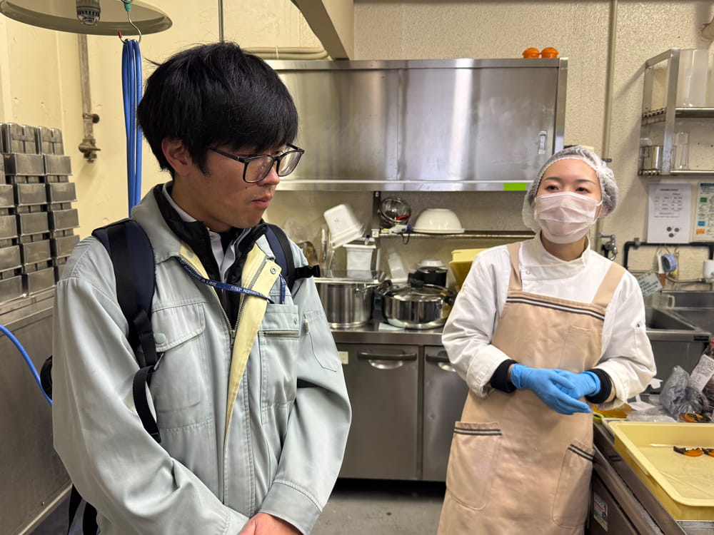 制作工程を説明するGowdy（ガウディ）のスタッフ